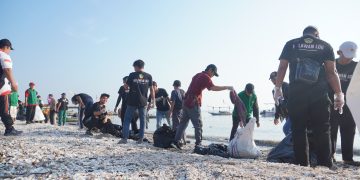 Sejumlah relawan LDII membersihkan sampah di pesisir Pantai Kenjeran Surabaya Minggu 249 Dok LINES