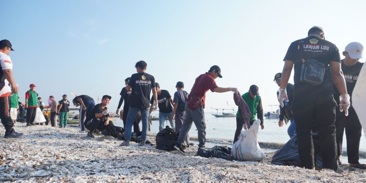 Sejumlah relawan LDII membersihkan sampah di pesisir Pantai Kenjeran Surabaya, Minggu (24/9). Dok: LINES.