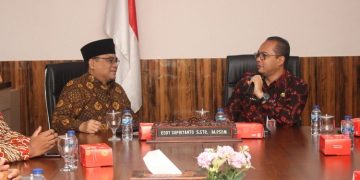 Kepala Bakesbangpol Jatim Eddy kanan berbincang dengan Ketua DPW LDII Jatim KH Moch Amrodji Konawi Dok LINES