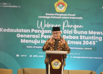 Ketum DPP LDII saat membuka webinar bertajuk “Kedaulatan Pangan dan Gizi Guna Mewujudkan Generasi Penerus Bebas Stunting menuju Indonesia Emas 2045”. Foto: LINES.
