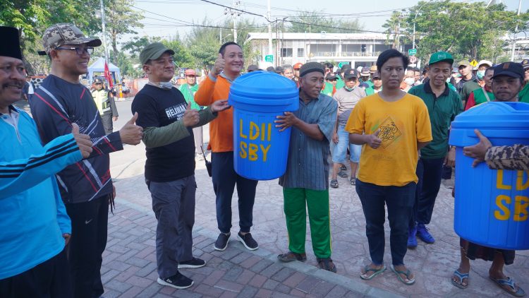 Penyerahan tempat sampah secara simbolis kepada pedagang sekitar Taman Suroboyo dan Pantai Kenjeran. Dok: LINES.