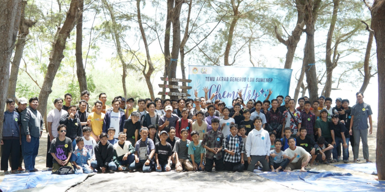 Pemuda-pemudi LDII se-Kabupaten Sumenep mengikuti kegiatan temu akrab di Pantai Lombang pada Minggu (17/9).