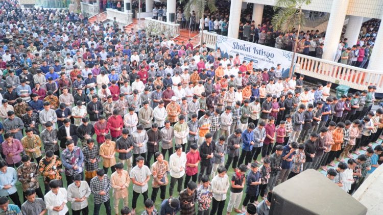 Sedikitnya 4000 an santri Ponpes Wali Barokah Kediri melaksanakan salat Istisqo berjamaah Selasa 2410 Dok LINES