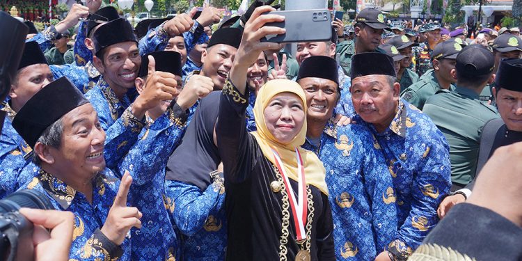 Gubernur Khofifah Indar Parawansa berswa foto bersama Aparatur Sipil Negara (ASN) seusai mengikuti Upacara HUT ke-78 Jatim di halaman Gedung Negara Grahadi Surabaya, Kamis (12/10). Dok: LINES.