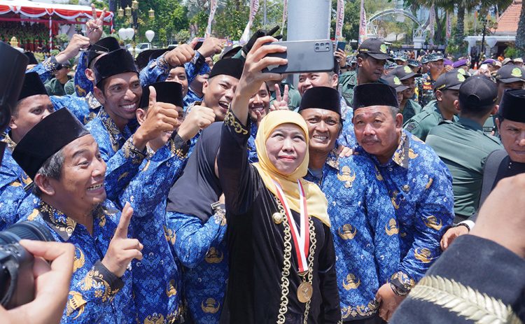 Gubernur Khofifah Indar Parawansa berswa foto bersama Aparatur Sipil Negara (ASN) seusai mengikuti Upacara HUT ke-78 Jatim di halaman Gedung Negara Grahadi Surabaya, Kamis (12/10). Dok: LINES.