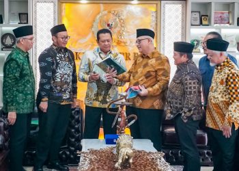 Ketua MPR RI Bambang Soesatyo menerima kunjungan Ketua Umum DPP LDII KH Chriswanto Santoso beserta jajarannya di Komples Widya Chandra, Kebayoran Baru, Jakarta, Selasa (17/10). Foto: LINES.