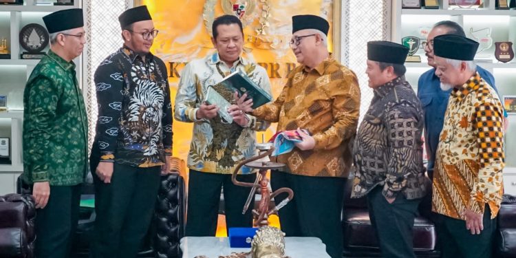 Ketua MPR RI Bambang Soesatyo menerima kunjungan Ketua Umum DPP LDII KH Chriswanto Santoso beserta jajarannya di Komples Widya Chandra, Kebayoran Baru, Jakarta, Selasa (17/10). Foto: LINES.