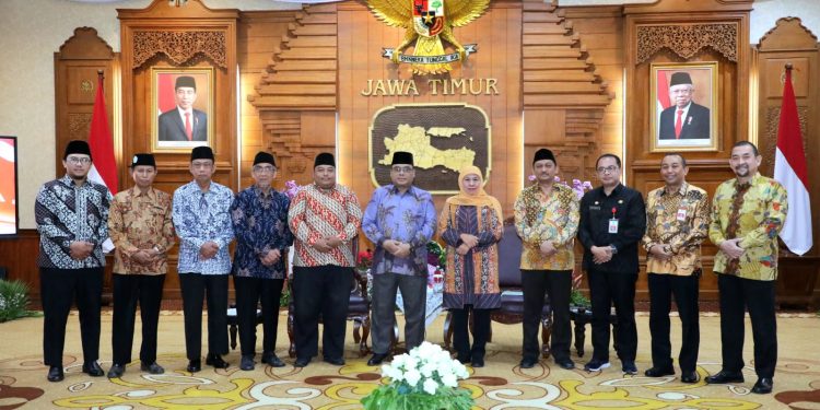 Jajaran DPW LDII Jawa Timur diterima audiensi Gubernur Khofifah Indar Parawansa, di Gedung Negara Grahadi, Surabaya, Kamis (19/10). Dok: LINES.