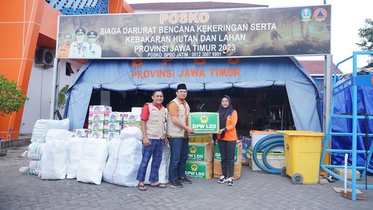 Pengurus DPW LDII Jawa Timur menyerahkan paket bantuan kemanusiaan untuk Palestina melalui BPBD Jawa Timur Sabtu 2511 Dok LINES