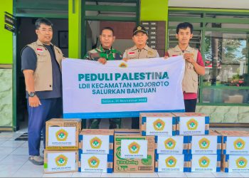 Ketua PC LDII Mojoroto, Budianto, serahkan bantuan untuk penduduk Gaza, Palestina, pada Jumat (21/11) di Koramil 0809/03 Mojoroto. Dok: LINES.