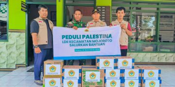 Ketua PC LDII Mojoroto Budianto serahkan bantuan untuk penduduk Gaza Palestina pada Jumat 2111 di Koramil 080903 Mojoroto Dok LINES