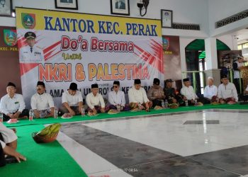 Forkopimcam Perak, Jombang, bersama ulama dan umaro’ menggelar solidaritas kemanusiaan “Do’a Bersama untuk NKRI dan Palestina”, Jumat (17/11). Dok: LINES.