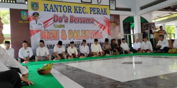 Forkopimcam Perak Jombang bersama ulama dan umaro menggelar solidaritas kemanusiaan Doa Bersama untuk NKRI dan Palestina Jumat 1711 Dok LINES