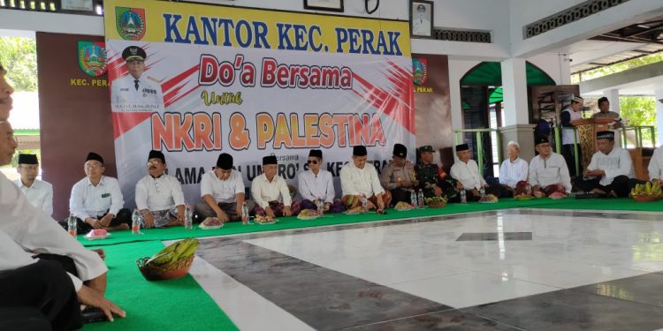 Forkopimcam Perak, Jombang, bersama ulama dan umaro’ menggelar solidaritas kemanusiaan “Do’a Bersama untuk NKRI dan Palestina”, Jumat (17/11). Dok: LINES.