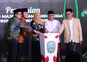 Peresmian kantor MUI Jatim ditandai dengan penekanan tombol digital yang dilakukan bersama oleh Gubernur Khofifah Indar Parawansa, Wakil Gubernur Emil Elestianto Dardak, Ketua Umum MUI Pusat KH Muhammad Anwar Iskandar, Ketua Umum MUI Jatim KH Mutawakil Allallah dan Sekretaris Daerah Provinsi Jawa Timur Adhi Karyono, Selasa (21/11) malam. Dok: kominfo.jatimprov.go.id.