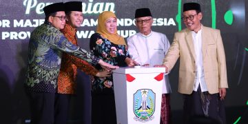 Peresmian kantor MUI Jatim ditandai dengan penekanan tombol digital yang dilakukan bersama oleh Gubernur Khofifah Indar Parawansa Wakil Gubernur Emil Elestianto Dardak Ketua Umum MUI Pusat KH Muhammad Anwar Iskandar Ketua Umum MUI Jatim KH Mutawakil Allallah dan Sekretaris Daerah Provinsi Jawa Timur Adhi Karyono Selasa 2111 malam Dok kominfojatimprovgoid