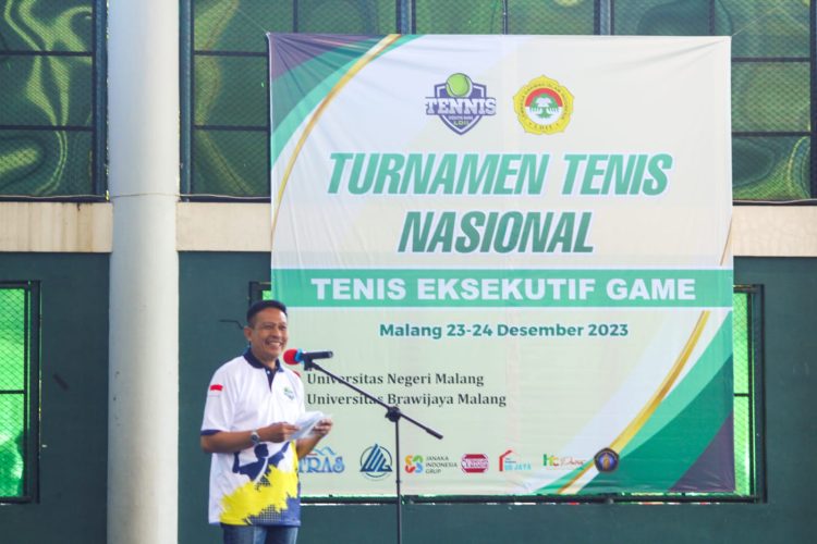 Wali Kota Malang Wahyu Hidayat membuka Turnamen Tennis Executive Game (TEG) LDII Nasional di Lapangan Tenis Universitas Negeri Malang, pada Sabtu (23/12). Dok: LINES.