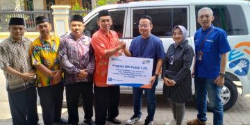 Ketua DPD LDII Situbondo Arief Fadjar didampingi pengurus harian menerima satu unit mobil ambulans dari program BRI Peduli TJSL Jumat 112 Dok LINES