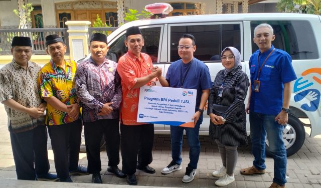 Ketua DPD LDII Situbondo Arief Fadjar didampingi pengurus harian menerima satu unit mobil ambulans dari program BRI Peduli TJSL, Jumat (1/12). Dok: LINES.