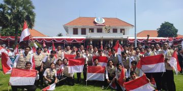 Pemuda LDII Jatim berswafoto seusai mengikuti upacara peringatan Hari Bela Negara ke 75 Tahun di halaman Gedung Negara Grahadi Surabaya Selasa 1912 Dok LINES
