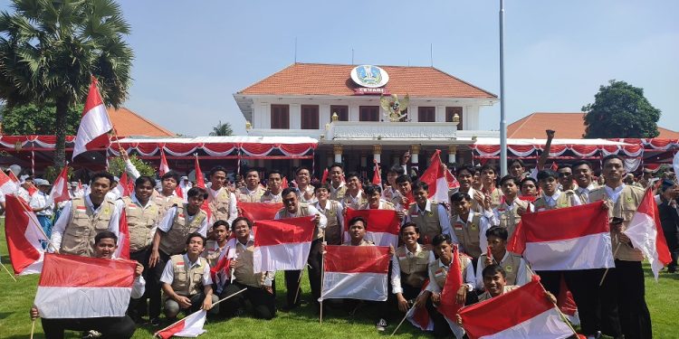 Pemuda LDII Jatim berswafoto seusai mengikuti upacara peringatan Hari Bela Negara ke-75 Tahun di halaman Gedung Negara Grahadi, Surabaya, Selasa (19/12). Dok: LINES.