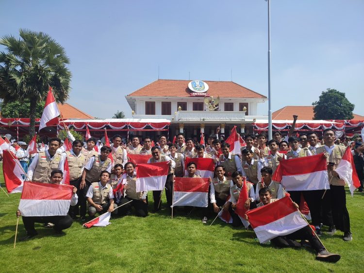 Pemuda LDII Jatim berswafoto seusai mengikuti upacara peringatan Hari Bela Negara ke-75 Tahun di halaman Gedung Negara Grahadi, Surabaya, Selasa (19/12). Dok: LINES.