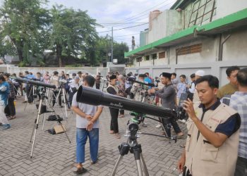 Peserta Pelatihan Rukyatul Hilal di Ponpes Sabilurrosyidin Annur, Surabaya, Sabtu (27/1).