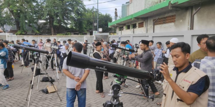Peserta Pelatihan Rukyatul Hilal di Ponpes Sabilurrosyidin Annur, Surabaya, Sabtu (27/1).