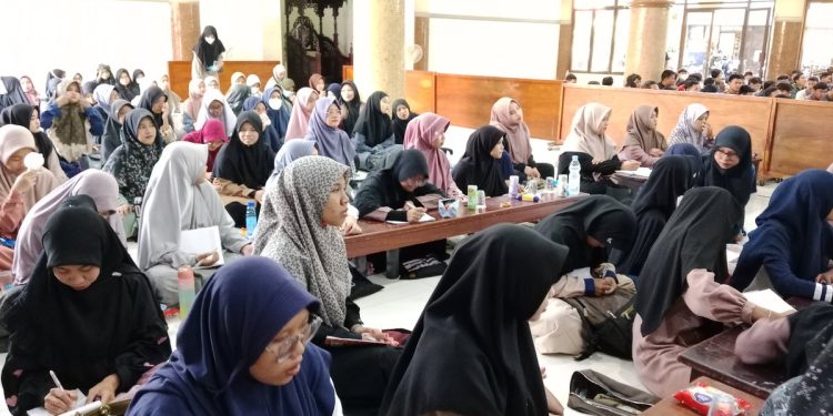 Sejumlah remaja menyimak Talkshow Entreprenuer yang diselenggarakan oleh Pemuda LDII Surabaya. Dok: LINES.