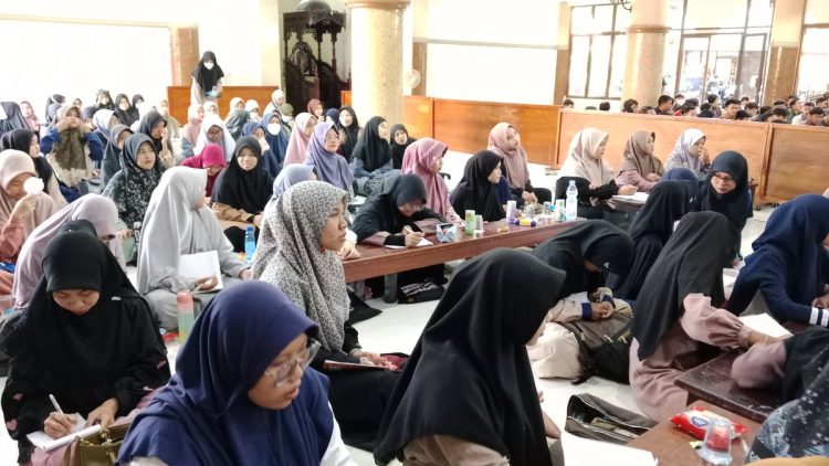 Sejumlah remaja menyimak Talkshow Entreprenuer yang diselenggarakan oleh Pemuda LDII Surabaya Dok LINES