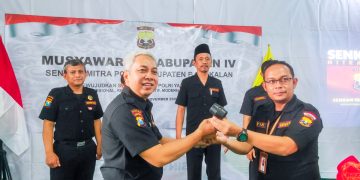 Sekretaris Pengprov Senkom Mitra Polri Jawa Timur Wahjoe Soetiono kiri menyerahkan palu sidang sebagai dimulainya sidang rapat pleno Dok LINES