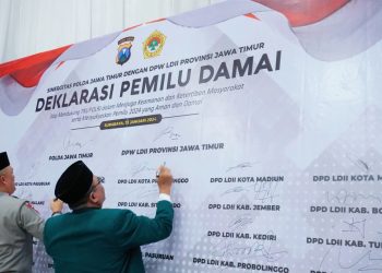 Kapolda Jatim Irjen Pol Drs. Imam Sugianto (kiri) dan Ketua DPW LDII Jatim KH Moch Amrodji Konawi menandatangani Deklarasi Pemilu Damai, Sabtu (13/1), di Aula Ponpes Sabilurrosyidin Annur, Surabaya. Dok: LINES.