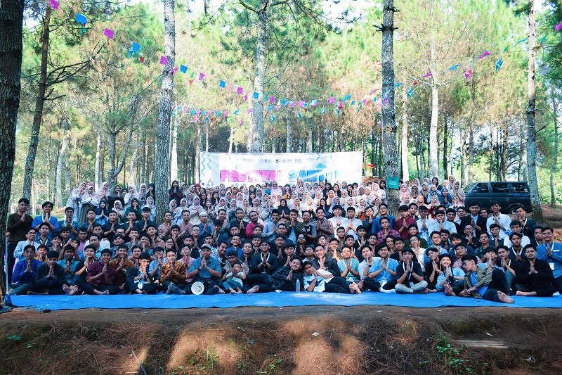Foto bersama para santri dan pengurus Pondok Pesantren Mahasiswa PPM Malang Raya usai penutupan FSS 2023 di Coban Parang Tejo Rojocamp Jumat 2912 Dok LINES