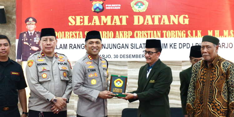 Kapolresta Sidoarjo, AKBP Christian Tobing melakukan silaturahim ke DPD LDII Kabupaten Sidoarjo di Aula Pondok Pesantren Al Barokah Desa Sruni, Sabtu (30/12). Dok: LINES.
