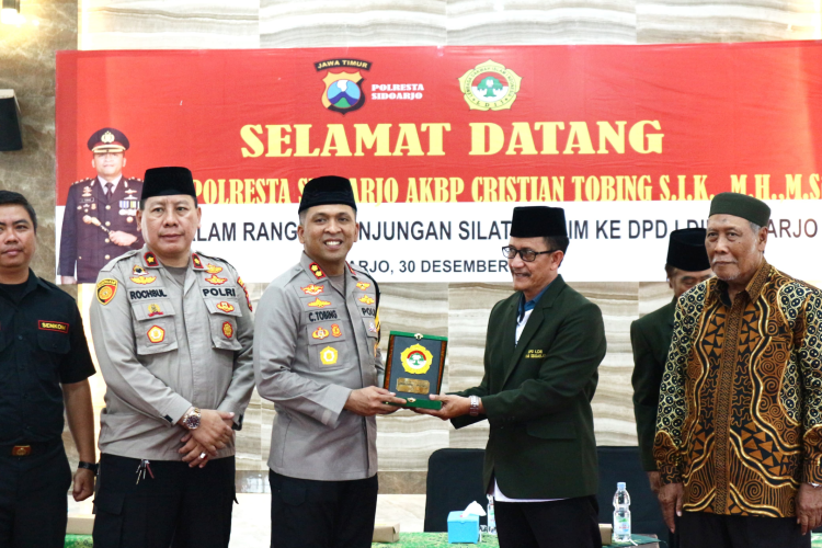 Kapolresta Sidoarjo, AKBP Christian Tobing melakukan silaturahim ke DPD LDII Kabupaten Sidoarjo di Aula Pondok Pesantren Al Barokah Desa Sruni, Sabtu (30/12). Dok: LINES.
