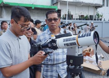 Peserta Pelatihan Rukyatul Hilal LDII Jatim simulasikan pengamatan hilal di Ponpes Syabilurrosyidin Annur Surabaya, Sabtu (27/1). Dok: LINES.