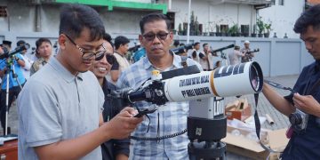 Peserta Pelatihan Rukyatul Hilal LDII Jatim simulasikan pengamatan hilal di Ponpes Syabilurrosyidin Annur Surabaya Sabtu 271 Dok LINES