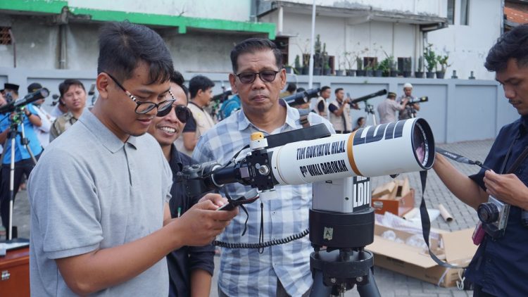 Peserta Pelatihan Rukyatul Hilal LDII Jatim simulasikan pengamatan hilal di Ponpes Syabilurrosyidin Annur Surabaya Sabtu 271 Dok LINES