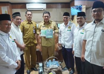 Kepala Dinas Tenaga Kerja dan Transmigrasi (Ka Disnakertrans) Jawa Timur Sigit Priyanto, menerima audiensi pengurus DPW LDII Jawa Timur, Senin (4/3). Dok : LINES.