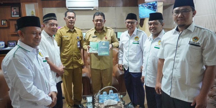 Kepala Dinas Tenaga Kerja dan Transmigrasi (Ka Disnakertrans) Jawa Timur Sigit Priyanto, menerima audiensi pengurus DPW LDII Jawa Timur, Senin (4/3). Dok : LINES.
