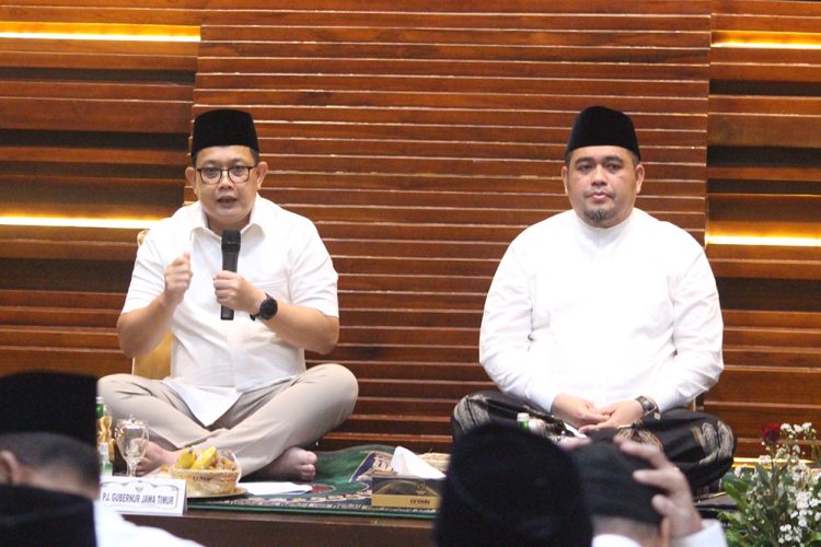 Pj Gubernur Jawa Timur Adhy Karyono kiri memberi sambutan di tausiyah dan doa bersama Pemprov Jatim Dok LINES