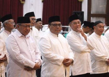 Ketua DPW LDII Jatim KH Moch Amrodji Konawi (tengah), Ketua PW Muhammadiyah Jatim KH Sukadiono (kanan), Wakil Ketua Baznas Jatim KH Ahsanul Haq (kiri) saat menghadiri silaturahim Pemprov Jawa Timur di Grahadi Surabaya, Rabu (13/3). Dok: LINES.