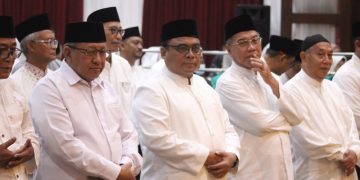 Ketua DPW LDII Jatim KH Moch Amrodji Konawi tengah Ketua PW Muhammadiyah Jatim KH Sukadiono kanan Wakil Ketua Baznas Jatim KH Ahsanul Haq kiri saat menghadiri silaturahim Pemprov Jawa Timur di Grahadi Surabaya Rabu 133 Dok LINES