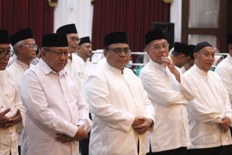 Ketua DPW LDII Jatim KH Moch Amrodji Konawi (tengah), Ketua PW Muhammadiyah Jatim KH Sukadiono (kanan), Wakil Ketua Baznas Jatim KH Ahsanul Haq (kiri) saat menghadiri silaturahim Pemprov Jawa Timur di Grahadi Surabaya, Rabu (13/3). Dok: LINES.