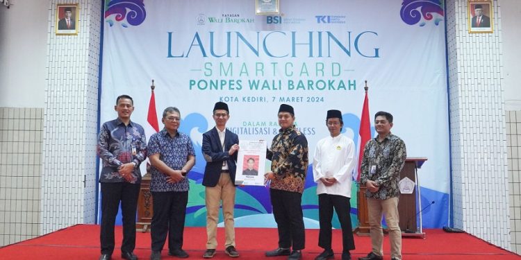 Pondok Pesantren (Ponpes) Wali Barokah Kediri gandeng Bank Syariah Indonesia (BSI) dan Teknologi Kartu Indonesia (TKI) luncurkan smart card atau kartu pintar santri, Kamis (7/3). Dok: LINES.