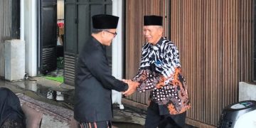 Ketua DPD LDII Banyuwangi Astro Junaedi berjabat tangan kanan dengan Menteri Pendayagunaan Aparatur Negara dan Reformasi Birokrasi PANRB Abdullah Azwar Anas di acara open house Menpan RB Jumat 124 Dok LINES