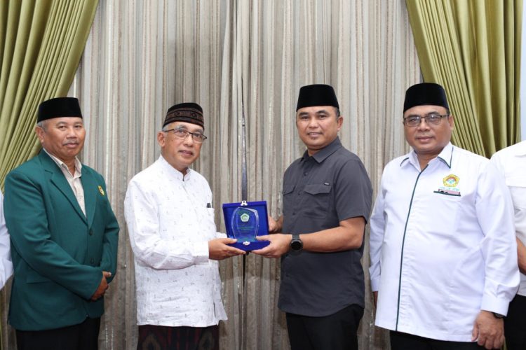 Direktur Intelijen Keamanan Dirintelkam Kepolisian Daerah Polda Jawa Timur Kombes Polisi Dekananto Eko Purwono berkunjung ke Pondok Pesantren Ponpes Al Ubaidah Kertosono Nganjuk pada Selasa 301 Kehadiran mereka didampingi Ketua DPW LDII Jawa Timur Moch Amrodji Konawi dan para pengurus DPW LDII Jawa Timur Foto LINES