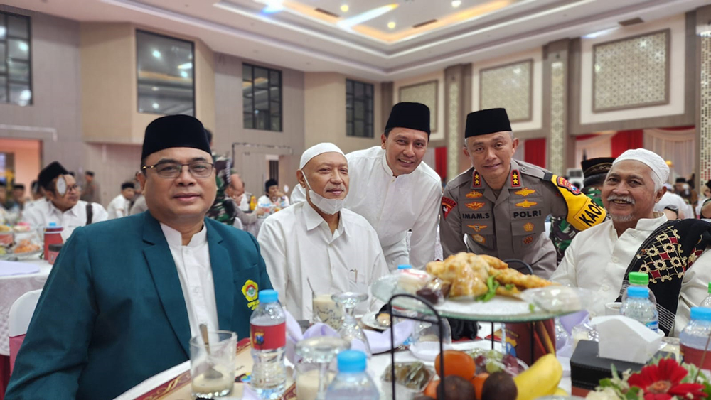 Kapolda Jatim Irjen Pol Imam Sugianto bersama pimpinan pondok pesantren. Dok: LINES.