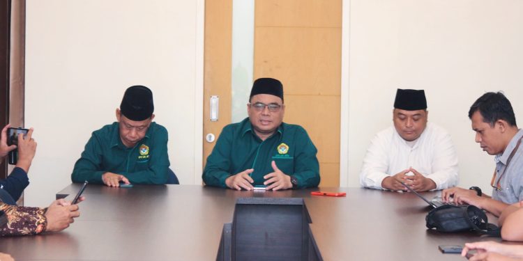 Ketua DPW LDII Jawa Timur KH Moch Amrodji Konawi (tengah) di acara media gathering di Kantor DPW LDII Jatim, Senin (1/4). Dok: LINES.