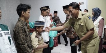 Lurah Gunung Anyar Surabaya Julius Gunandar bersama pengurus IPSM dan LDII bagikan santunan kepada anak yatim di Kantor Kecamatan Gunung Anyar Selasa 24 Dok LINES